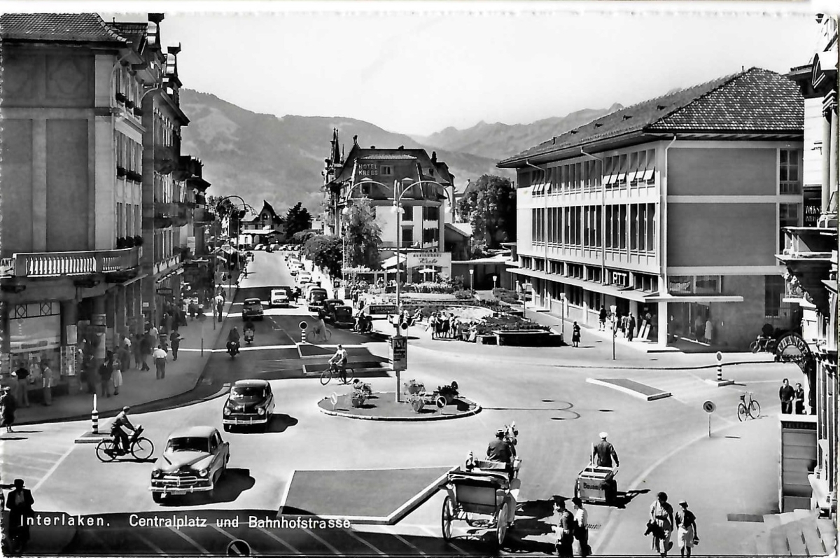 <p>Interlaken Centralplatz Bahnhofstrasse Nr.8971 alte Autos , 1960 , Karte Top Zustand</p>