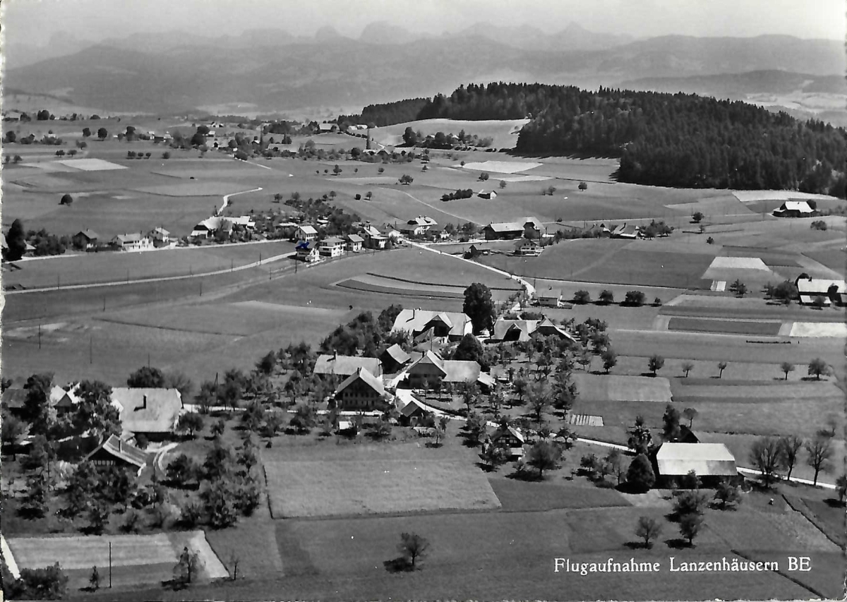 <p>Schwarzenburg Lanzenhäusern BE Flugaufn Nr.1021/9 , 1960</p>
<p>Karte Top Zustand gelaufen (2)</p>