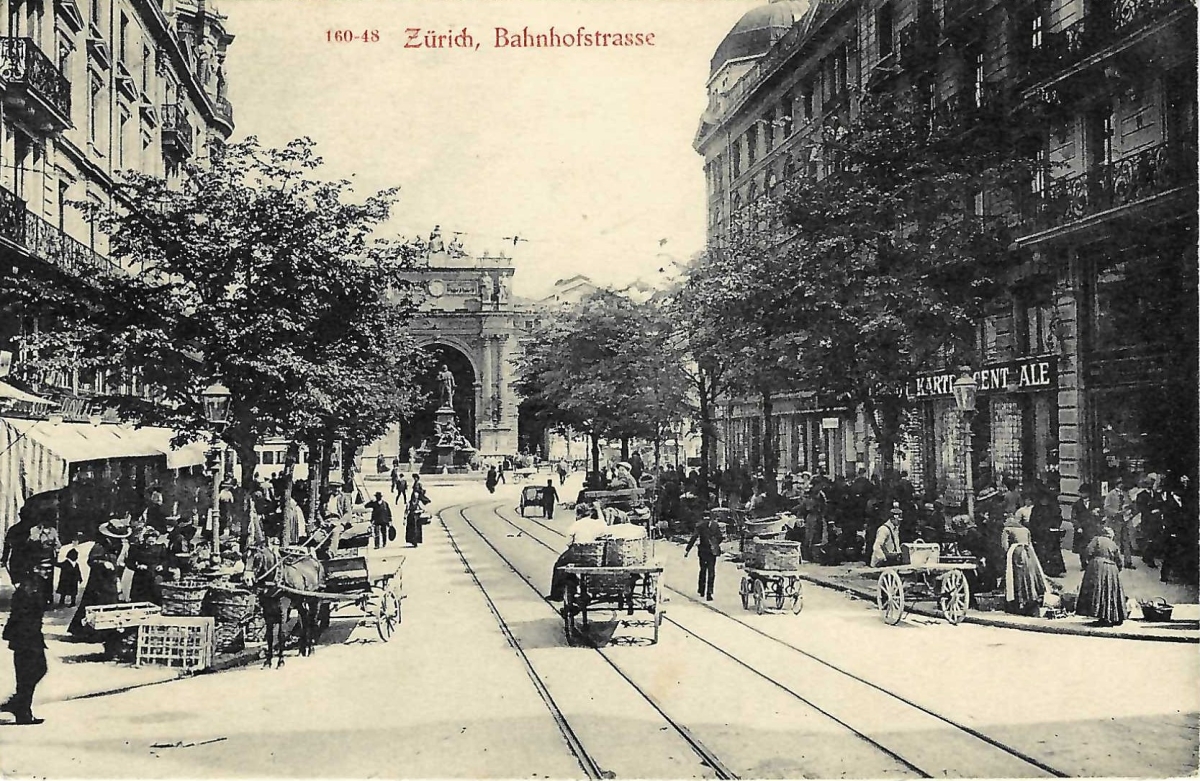 <p>Zürich Bahnhofstrasse  Wochenmarkt Marktszene  belebt alte  Schubkarren , Karte Top Zustand gelaufen</p>