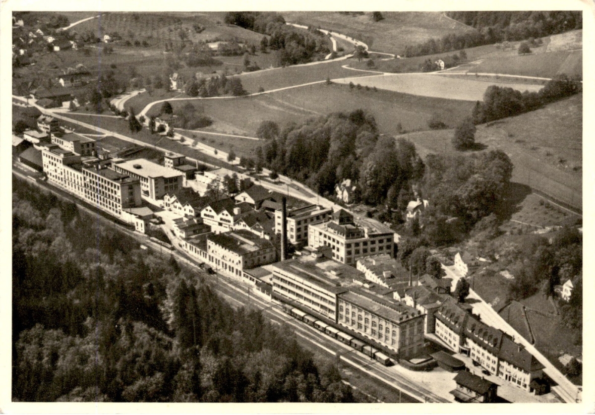<p>Lindau ZH Kemtthal Flugaufnahme Maggi Fabrik , 1950 , Karte Top Zustand gelaufen</p>