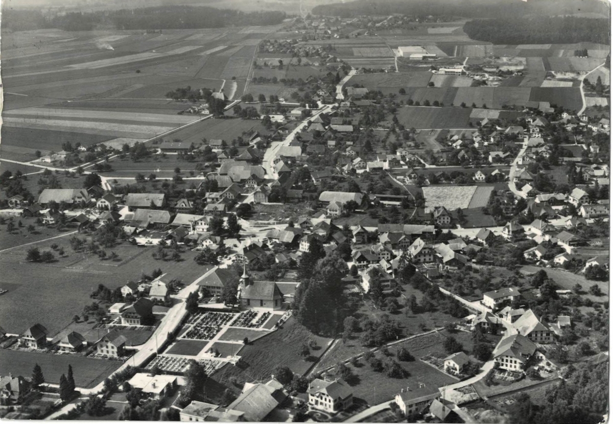 <p>B&auml;tterkinden BE Flugaufnahme Nr.73/27-532 , Karte Top Zustand ungelaufen beschrieben</p>